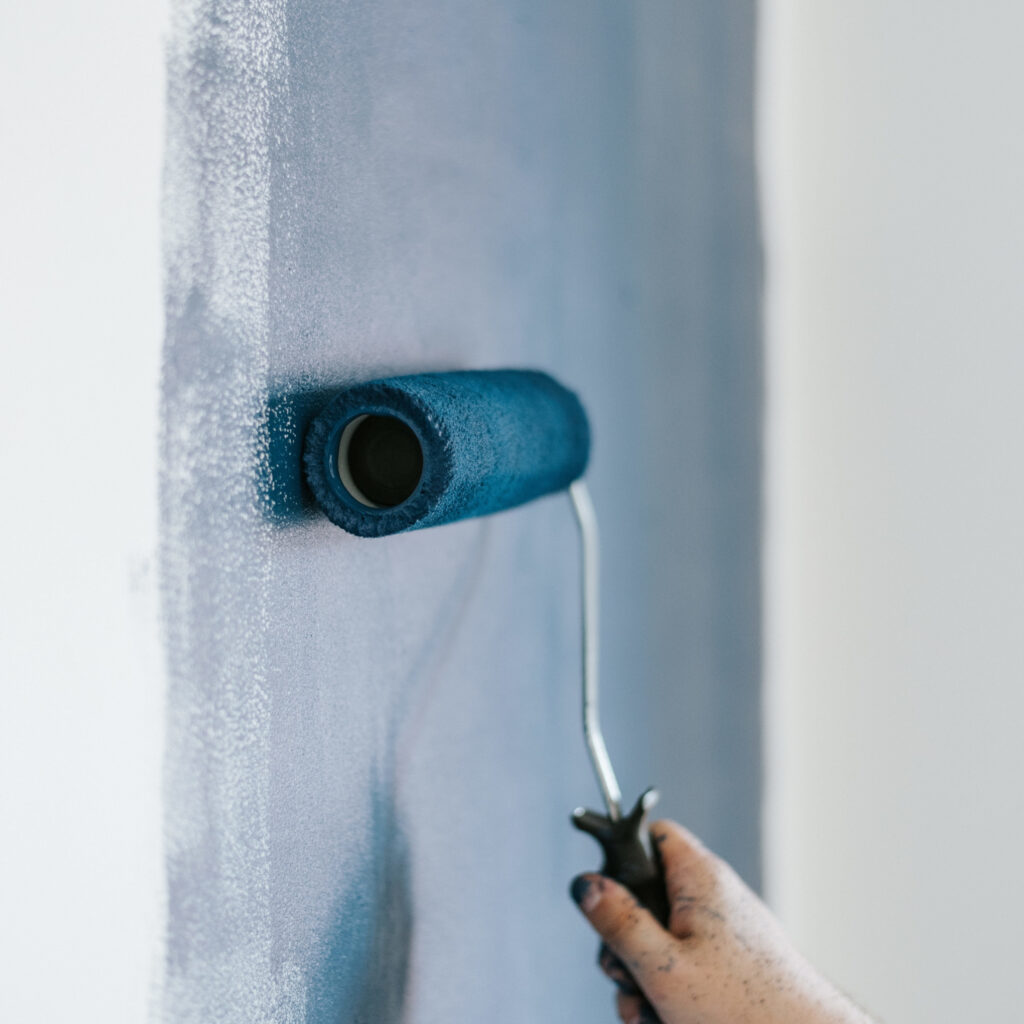 Maler Birsfelden mit Malroller beim Wand streichen